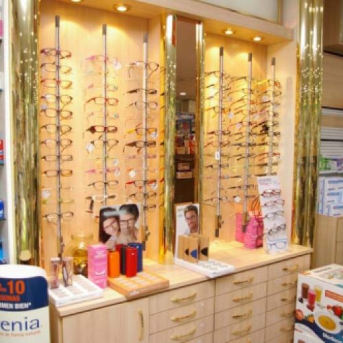 Escaparate de gafas en farmacia