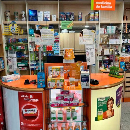 Mostrador de atención dentro de la farmacia