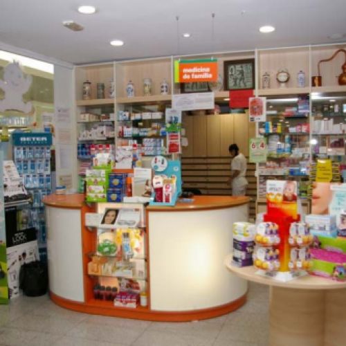 Interior de farmacia con mostrador y productos