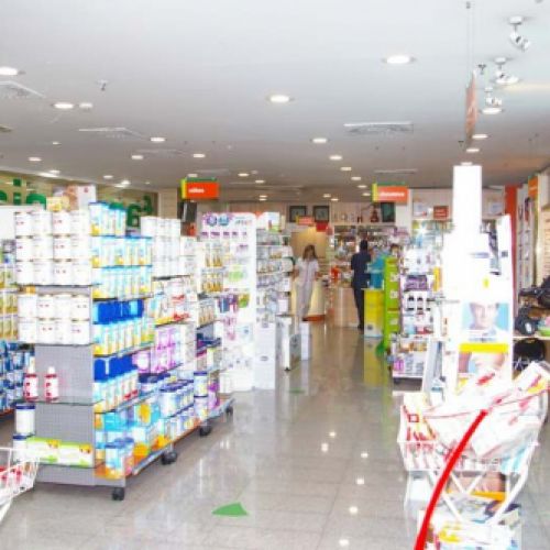 Vista interior de farmacia con productos